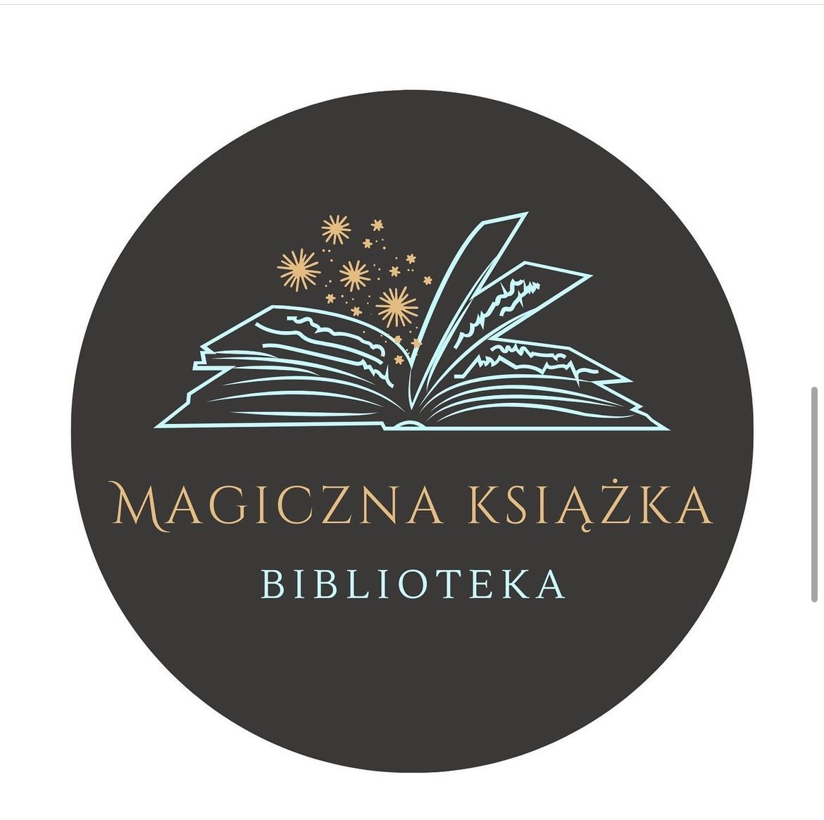 Okrągłe logo biblioteki 'Magiczna Książka' z otwartą książką, z której emanują złote gwiazdy na ciemnoszarym tle.