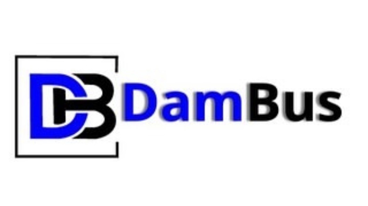 Logo firmy transportowej DamBus z niebiesko-czarnym logotypem DB w kwadratowej ramce i cieniowanym napisem DamBus po prawej stronie.