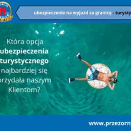 Mężczyzna w masce i płetwach relaksuje się na dmuchanym kole w kształcie donuta na turkusowej wodzie, promując ubezpieczenie turystyczne na wyjazd za granicę, logo agencji ubezpieczeniowej w lewym...