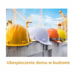 Cztery kaski budowlane (żółty, biały, pomarańczowy, jasnożółty) ustawione na betonowym murku na tle budowy z widocznymi żurawiami.