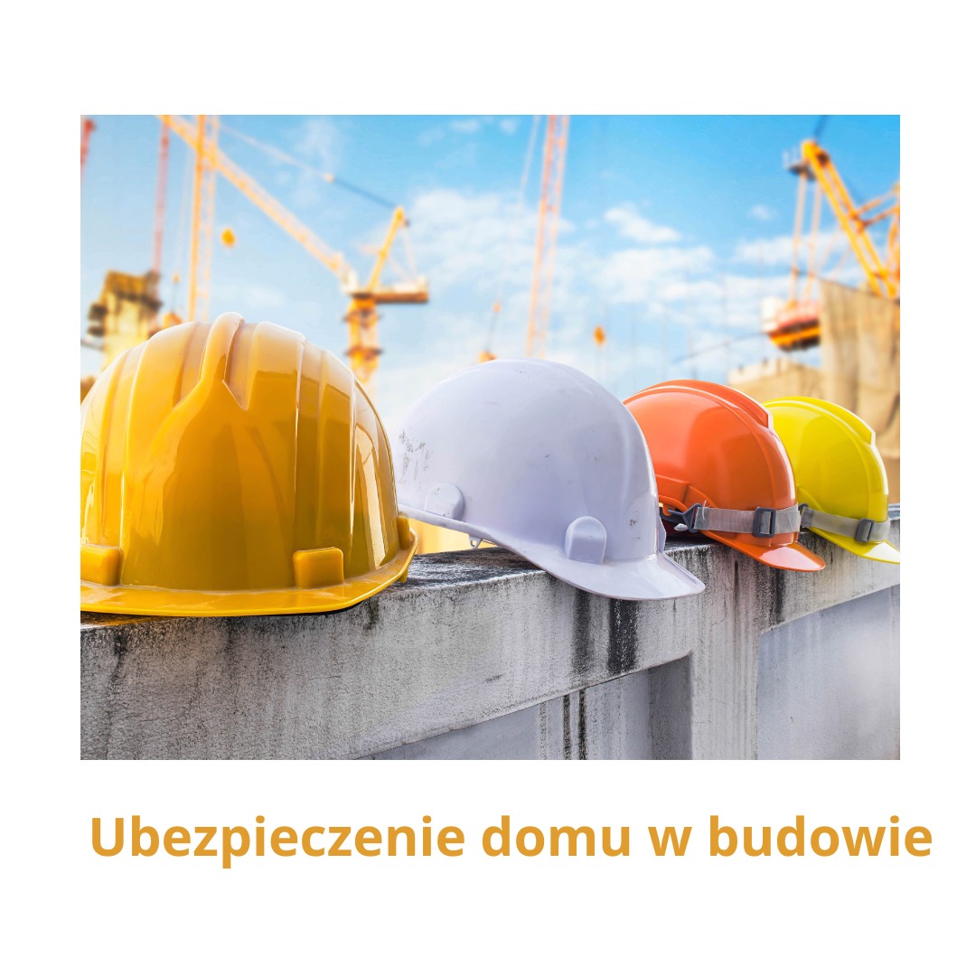 Cztery kaski budowlane (żółty, biały, pomarańczowy, jasnożółty) ustawione na betonowym murku na tle budowy z widocznymi żurawiami.