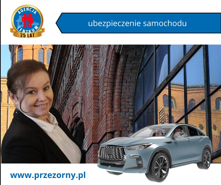Uśmiechnięta kobieta w marynarce obok wizualizacji samochodu na tle ceglanej architektury i logo agencji ubezpieczeniowej.