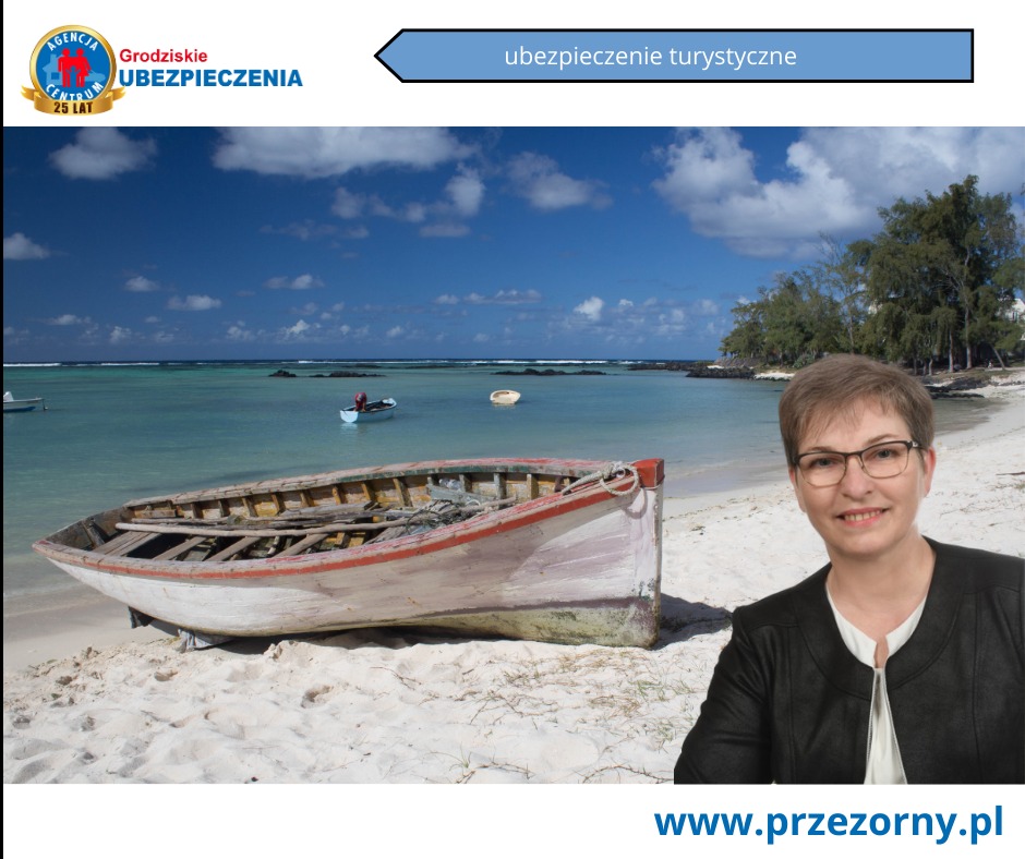 Kobieta w okularach na tle rajskiej plaży z łodzią i błękitnym morzem, promująca usługi ubezpieczeniowe w Grodzisku Mazowieckim.