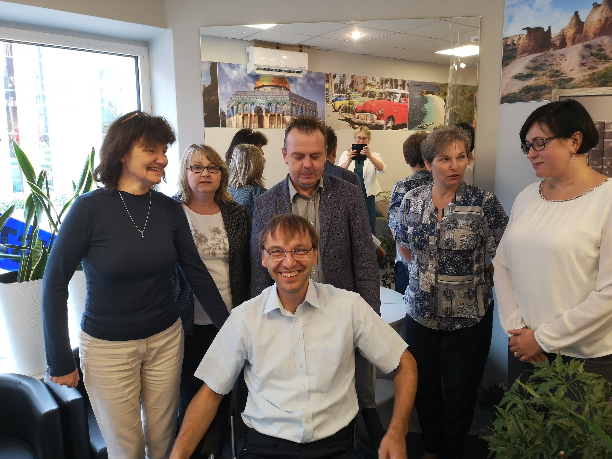 Nie często jesteśmy wszyscy na jednym zdjęciu - pracujemy zmianowo, aby nasze biuro było otwarte jak najdłużej.