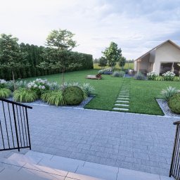 Rafaela Czollek - Wizualizacja ogrodu z domu, ukazująca trawnik, ścieżkę z płyt, rabaty z hortensjami i kulistymi krzewami, wysoki żywopłot z tuj, leżak na trawie w oddali, widok z tarasu z czarną balustradą.