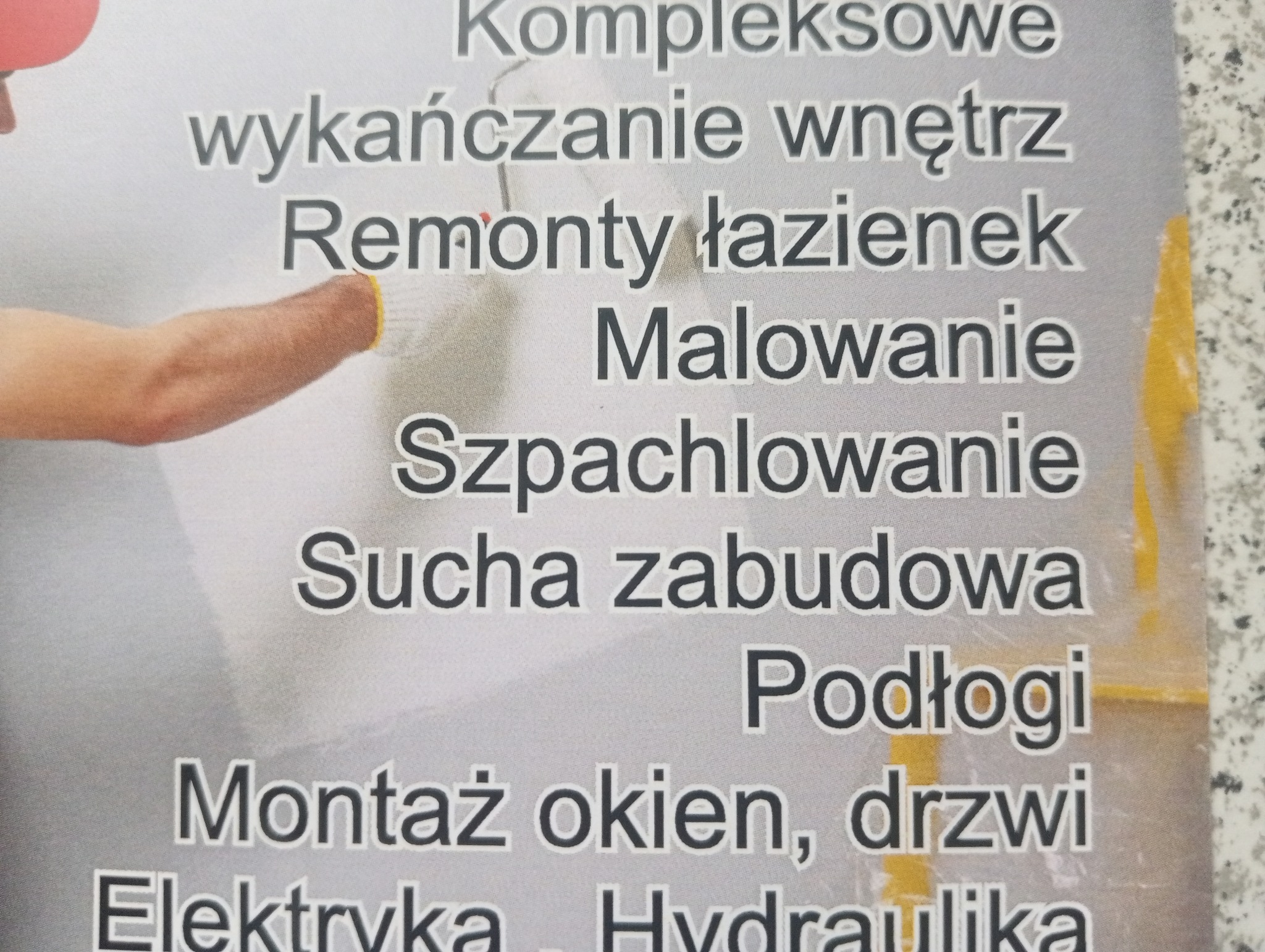 Fragment ulotki reklamowej z listą usług remontowo-wykończeniowych, takich jak malowanie, szpachlowanie, montaż okien i drzwi, z widocznym fragmentem ręki malarza w rękawicy.