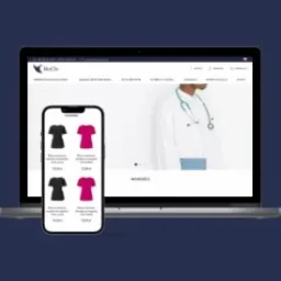 Laptop i smartfon wyświetlające stronę sklepu internetowego z odzieżą medyczną, na ciemnoniebieskim tle.