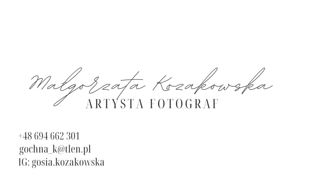Logo fotografa Małgorzaty Kozakowskiej z dopiskiem 'Artysta Fotograf', numerem telefonu, adresem e-mail i nazwą konta na Instagramie, wszystko na białym tle.