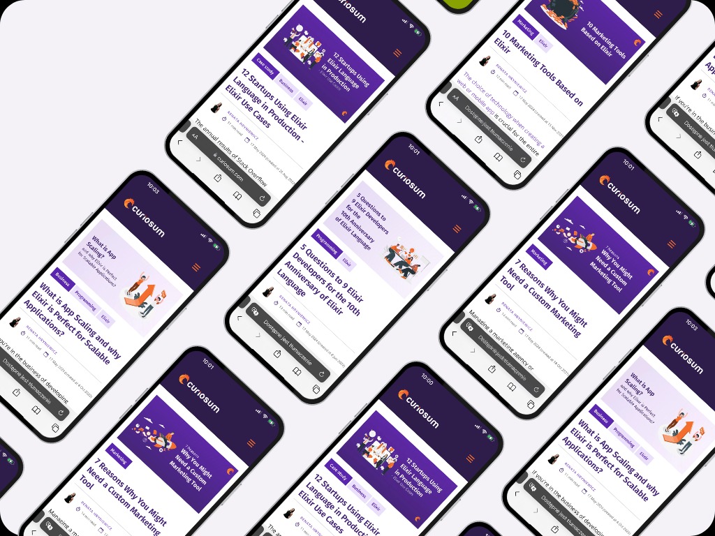 Układ smartfonów z otwartymi artykułami blogowymi o tematyce programowania i marketingu, widoczne logo 'curiosum' na górnych paskach, różne tytuły artykułów na ekranach.