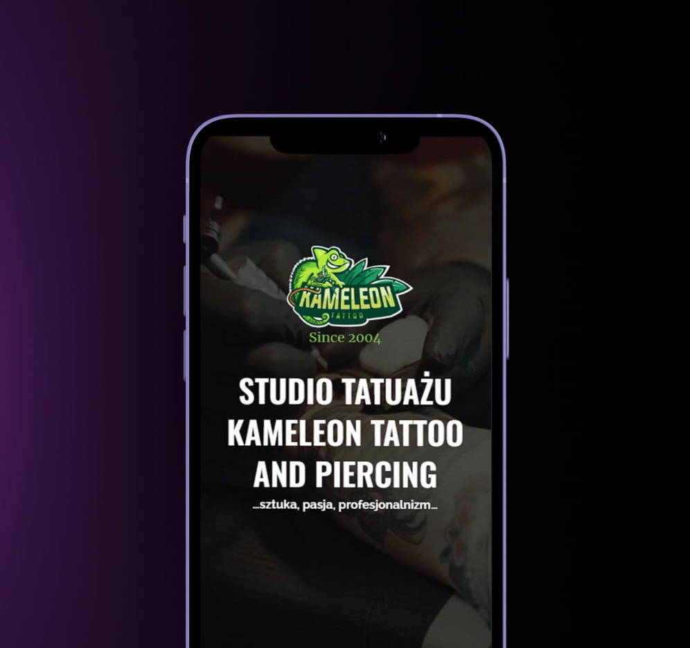 Ekran smartfona prezentujący stronę internetową studia tatuażu Kameleon Tattoo and Piercing z logo przedstawiającym zielonego kameleona, informacją o roku założenia (2004) oraz hasłem '...sztuka...