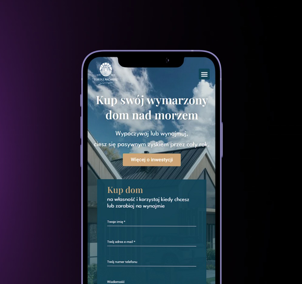 Responsywna strona internetowa na smartfonie, prezentująca ofertę zakupu domu nad morzem z formularzem kontaktowym, w fioletowej obudowie telefonu.