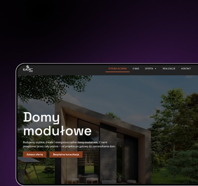 Ekran tabletu prezentuje stronę internetową z nowoczesnym domem modułowym w tle. Widoczne menu nawigacyjne i hasło reklamowe. Minimalistyczny design strony.