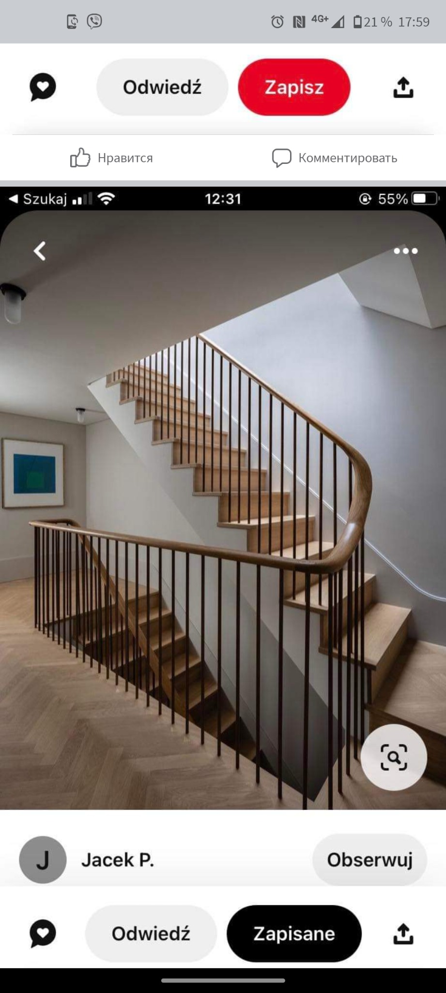 Nowoczesne schody drewniane z czarnymi balustradami w jasnym wnętrzu, parkiet ułożony w jodełkę, obraz na ścianie.