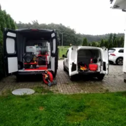 Widok na sprzęt WUKO na 2 samochodach dostawczych