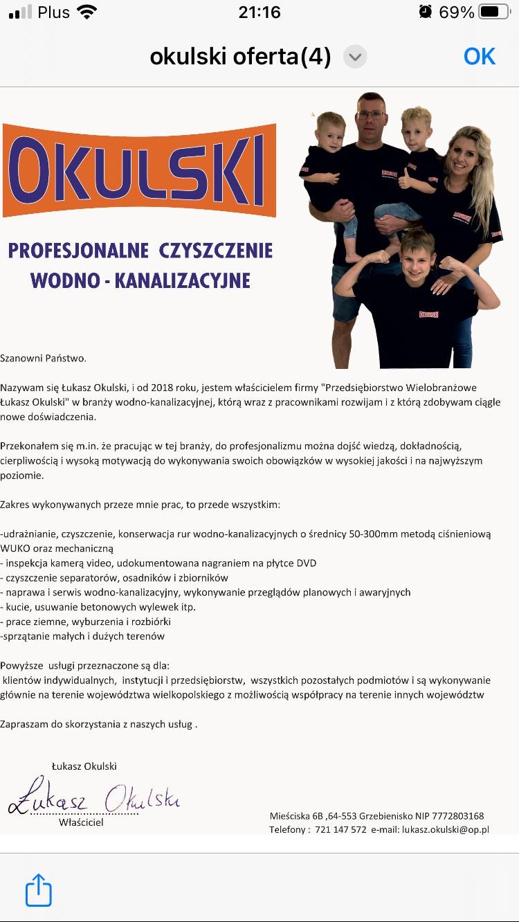Reklama firmy Okulski z branży wodno-kanalizacyjnej, prezentująca logo i zdjęcie właściciela z rodziną.