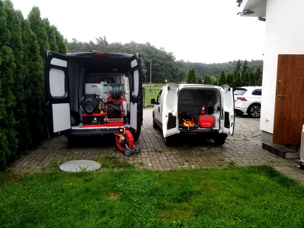 Widok na sprzęt WUKO na 2 samochodach dostawczych