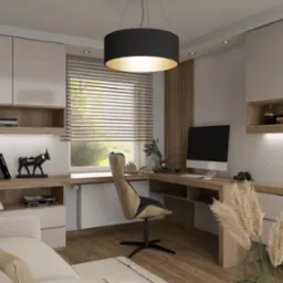 Nowoczesne biuro domowe z beżowymi szafkami, drewnianym blatem biurka, czarną lampą wiszącą i sofą z poduszkami w odcieniach beżu, z widokiem na okno z żaluzjami.