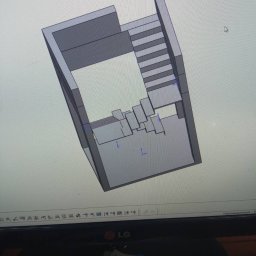 GSM SPOLKA Z OGRANICZONA ODPOWIEDZIALNOSCIA - Ekran monitora z widokiem modelu 3D schodów betonowych z podestem, widoczne narzędzia programu do projektowania.