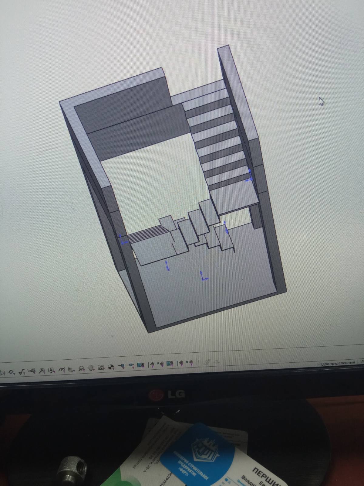 Ekran monitora z widokiem modelu 3D schodów betonowych z podestem, widoczne narzędzia programu do projektowania.