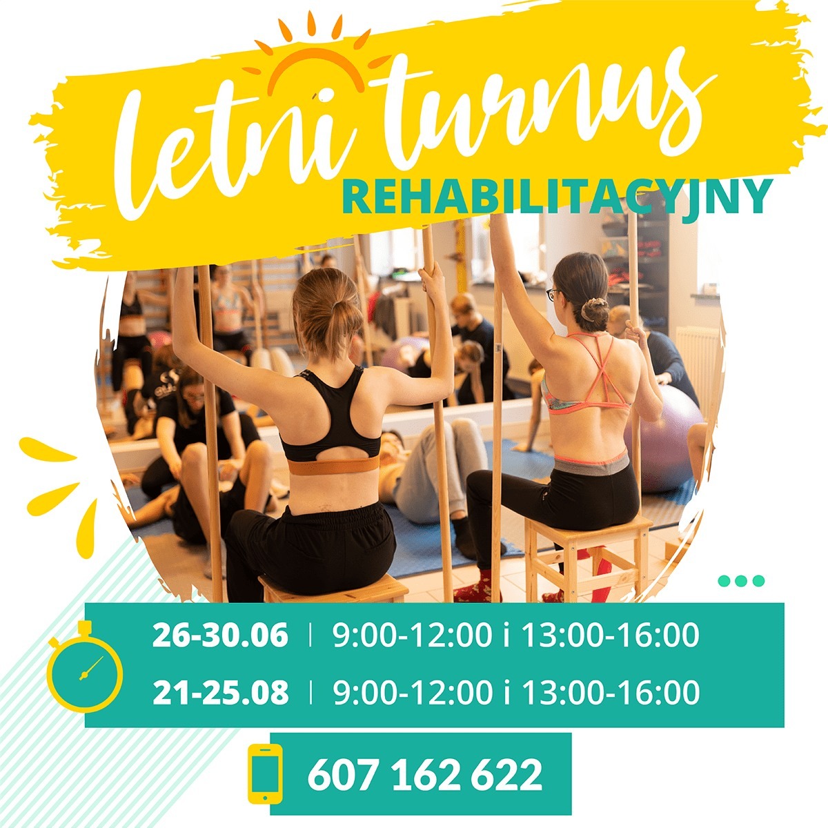 Plakat reklamowy letniego turnusu rehabilitacyjnego: kobiety ćwiczą z laskami gimnastycznymi w sali gimnastycznej, widoczne daty i godziny zajęć oraz numer telefonu kontaktowego.