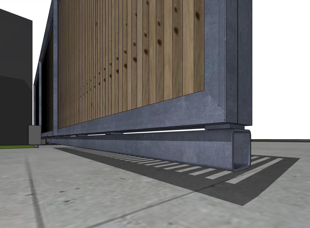 Szczegółowe ujęcie przesuwnej bramy wjazdowej z drewnianym wypełnieniem i metalową ramą, widoczna konstrukcja nośna i cień na betonowej nawierzchni.