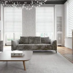 Elegancki salon z szarymi roletami dzień noc w oknach, dopasowanymi sofami i kominkiem.