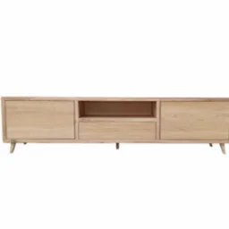 Jasny, drewniany stolik RTV z dwiema szafkami po bokach, otwartą półką i szufladą na środku, na smukłych nóżkach, w stylu skandynawskim, na białym tle.