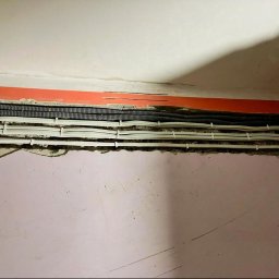 R20 SZYMON BUKOWSKI - Ułożone przewody instalacji elektrycznej oraz w czarnych rurach instalacja teletechniczna