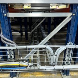 R20 SZYMON BUKOWSKI - Instalacja przemysłowa. Ułożone kable w korytach.