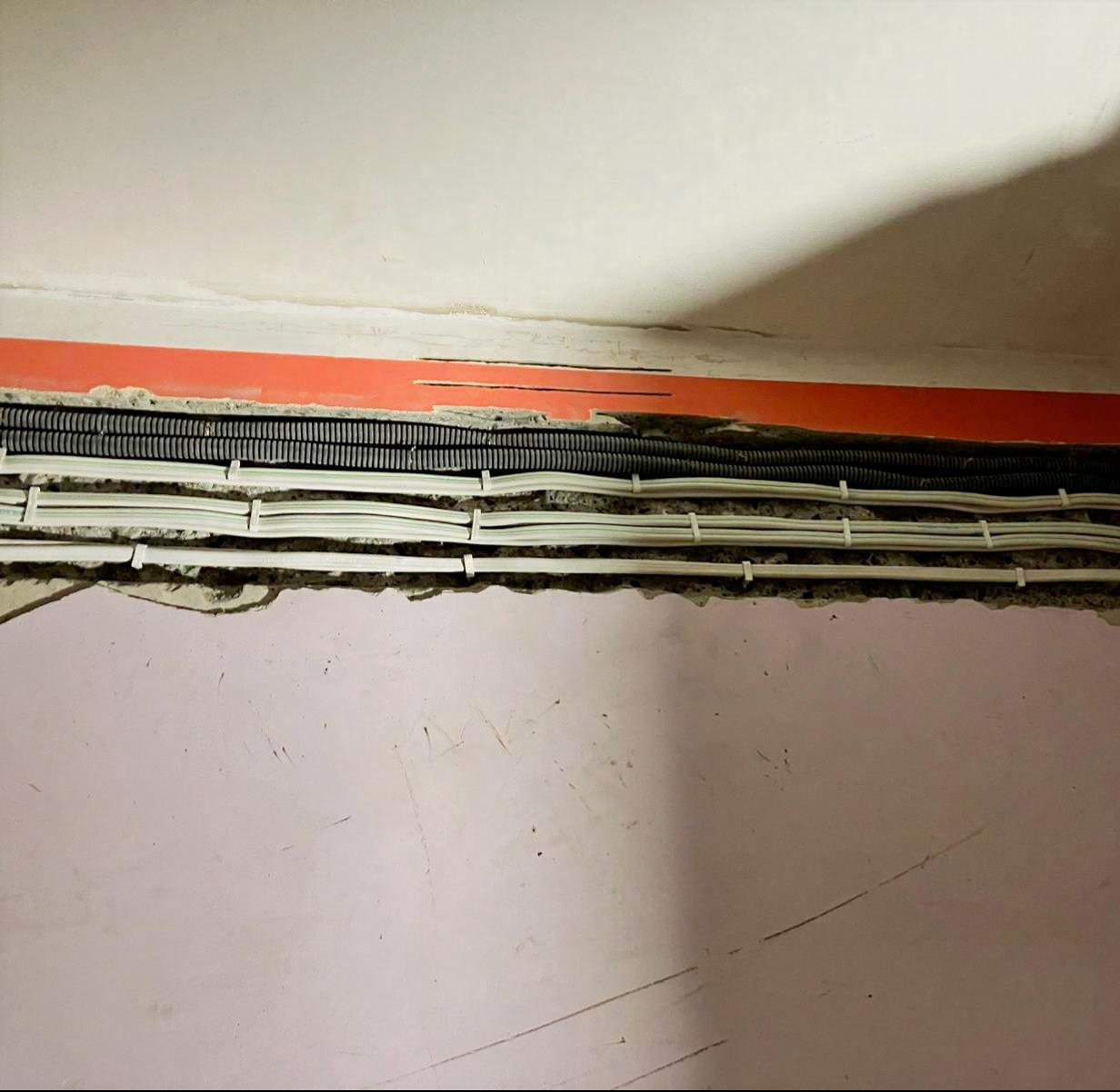 Ułożone przewody instalacji elektrycznej oraz w czarnych rurach instalacja teletechniczna