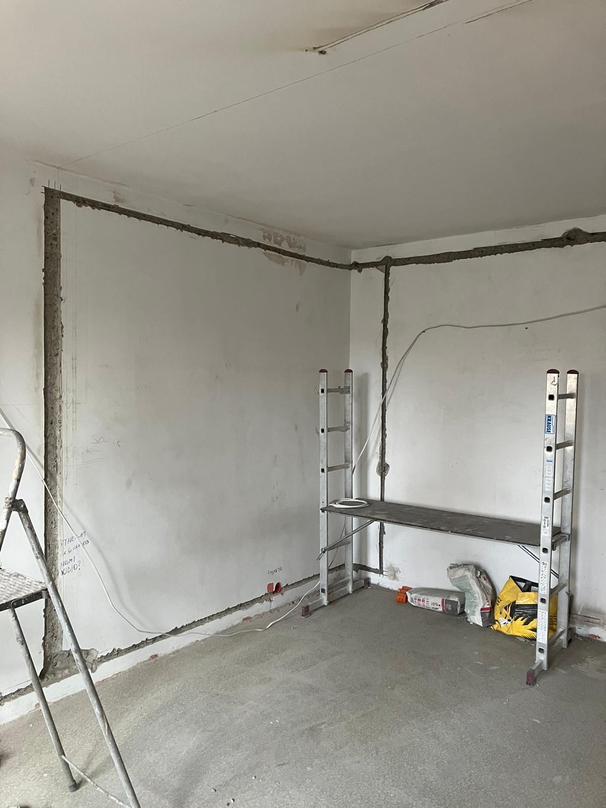 Ściany pokoju z przygotowanymi bruzdami.