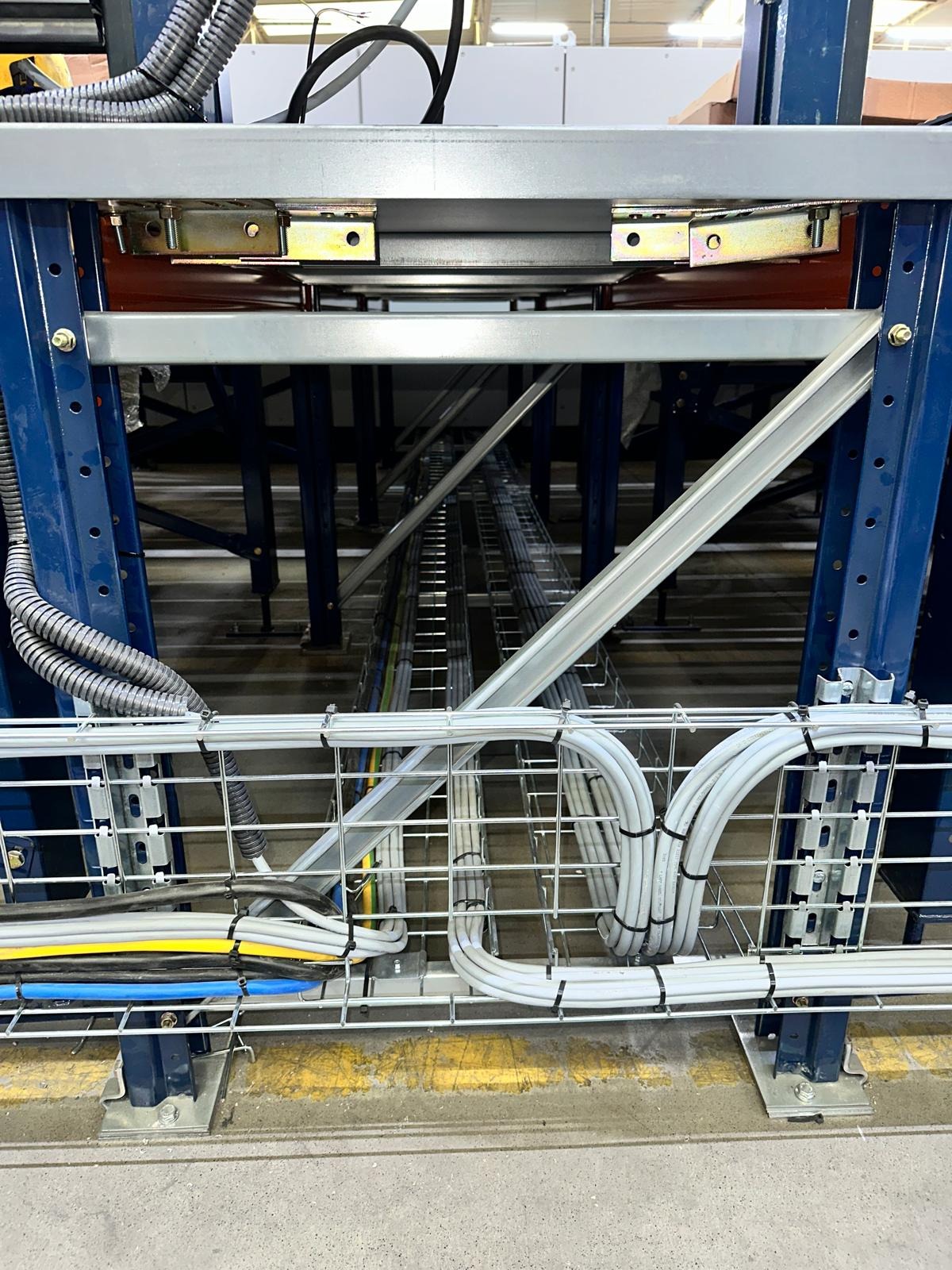 Instalacja przemysłowa. Ułożone kable w korytach.