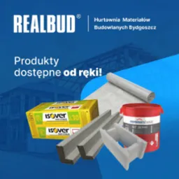 Kompozycja materiałów budowlanych: styropian Isover Multimax 30, betonowe prefabrykaty, rolka materiału izolacyjnego i czerwone wiadro z bitumiczną masą uszczelniającą na tle zarysu konstrukcji...