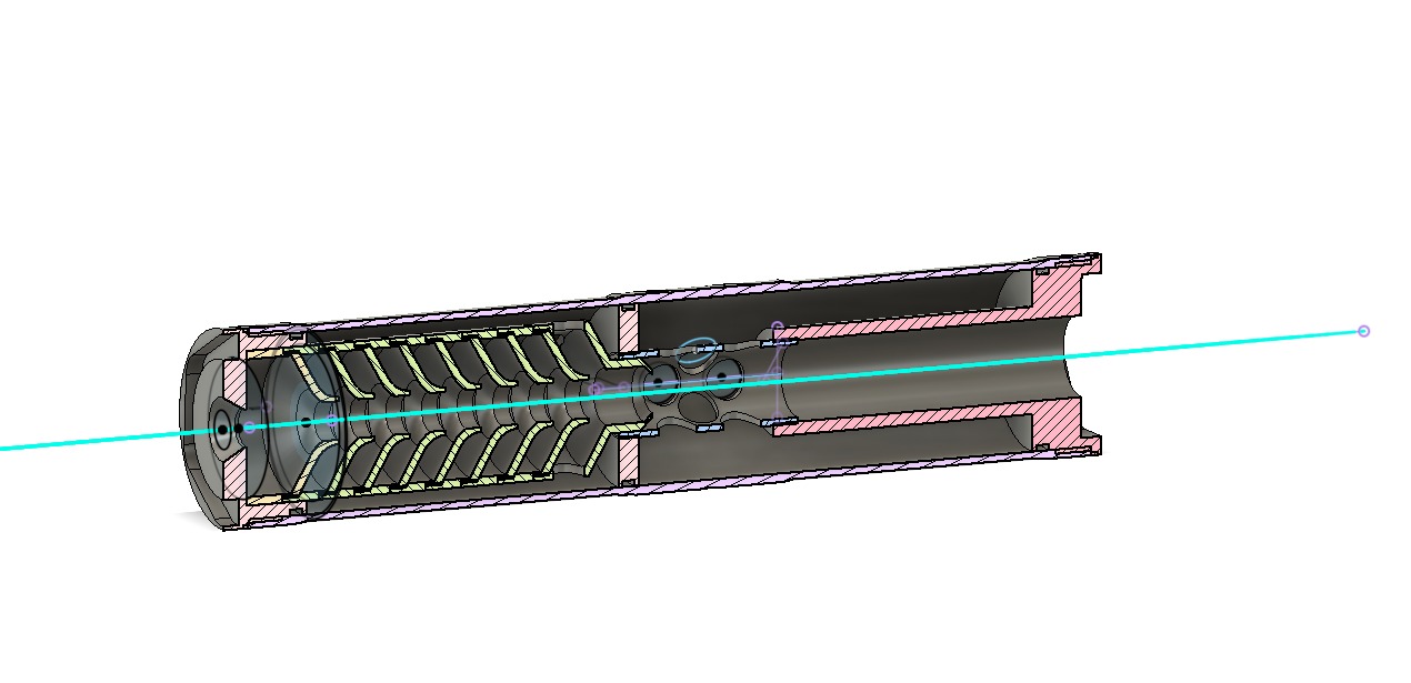 Przekrój CAD/CAM tłumika z widocznymi elementami wewnętrznymi i osią symetrii zaznaczoną niebieską linią.