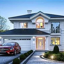 Elegancki, dwupiętrowy dom w stylu klasycznym z garażem, czerwonym samochodem na podjeździe i zadbanym ogrodem z oświetleniem punktowym.