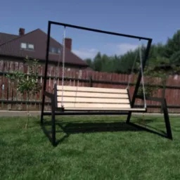 Metalowa huśtawka ogrodowa z drewnianym siedziskiem, zawieszona na łańcuchach, na tle trawnika, ogrodzenia i domu z brązowym dachem.