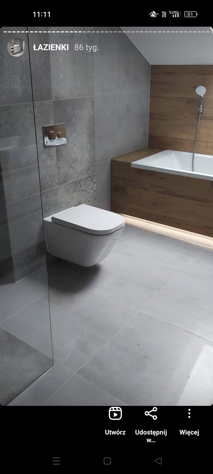 Nowoczesna łazienka we Wrocławiu z podwieszaną toaletą, szarą glazurą z delikatnym wzorem, drewnopodobną obudową wanny z podświetleniem LED i szklanym panelem prysznicowym.