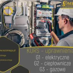 Elektryk w kasku i okularach ochronnych, mierzący napięcie w skrzynce elektrycznej z użyciem multimetru, na tle fragmentu reklamy kursów z uprawnieniami G1, G2, G3.