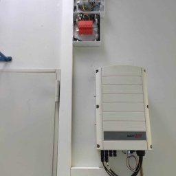 Przykładowa  instalacja PV, w tym przypadku na falowniku Solar Edge.
Miejsce i sposób montażu jest zależny od możliwości oraz wymagania producenta co do montażu.
