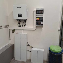 Instalacja PV z magazynem energii na podzespołach SOLAX, ma wbudowany  przełącznik zasilania awaryjnego, oznacza to że w razie zaniku prądu, magazyn energii automatycznie uruchamia zasilanie awaryjne, pozwala to zasilić część instalacji elektycznej.