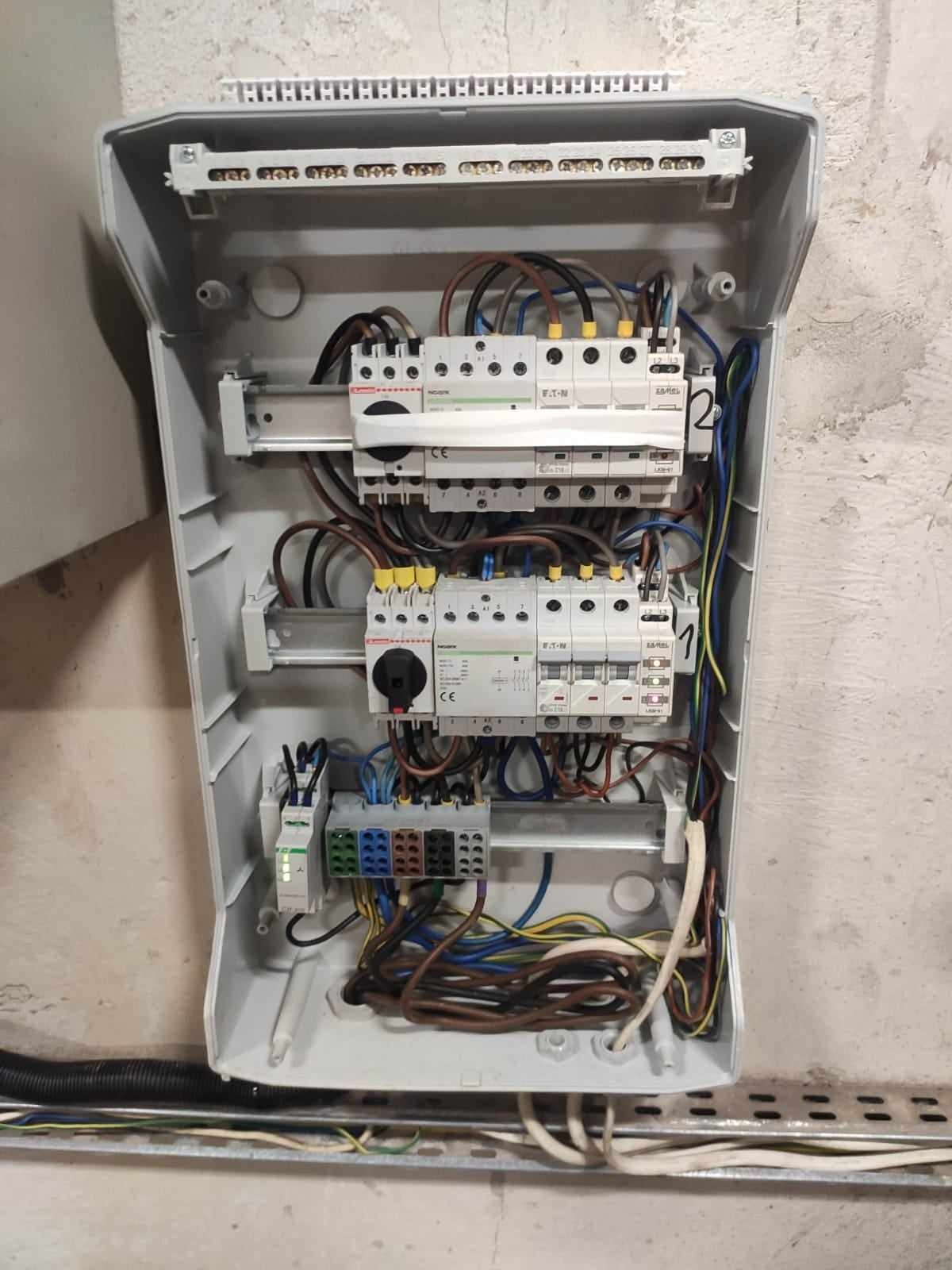 Rozdzielnia elektryczna zasilająca dwie pompy.