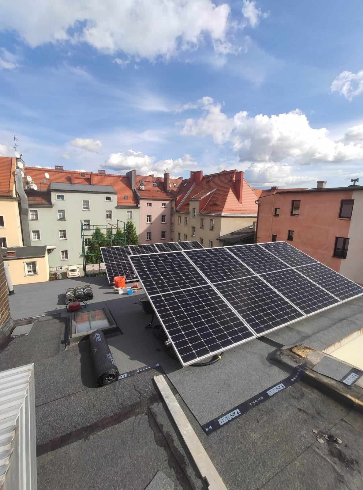 Instalacja PV która była demontowana i montowana na swoje miejsce z powodu remontu dachu.