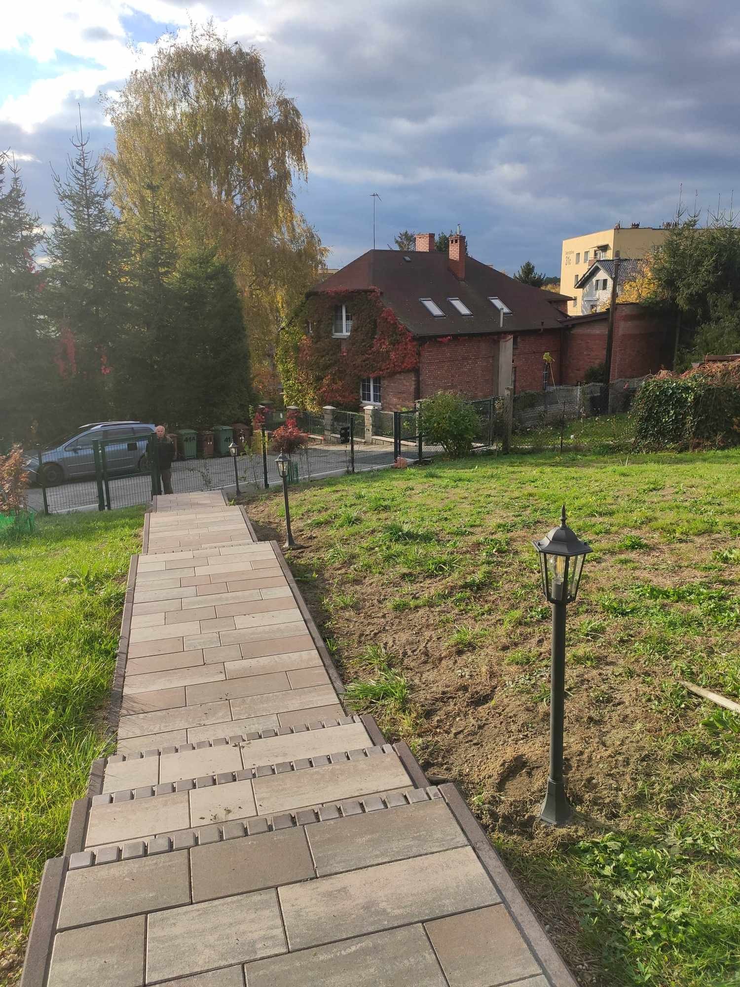 Lampy oświetlające chodnik do domu.