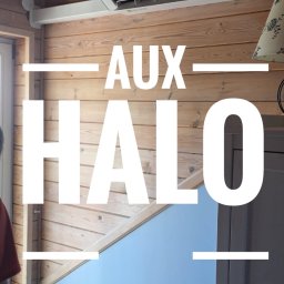 KLIMA STAR - Biały klimatyzator AUX zamontowany na drewnianej ścianie w pomieszczeniu z niebieskimi elementami wystroju.