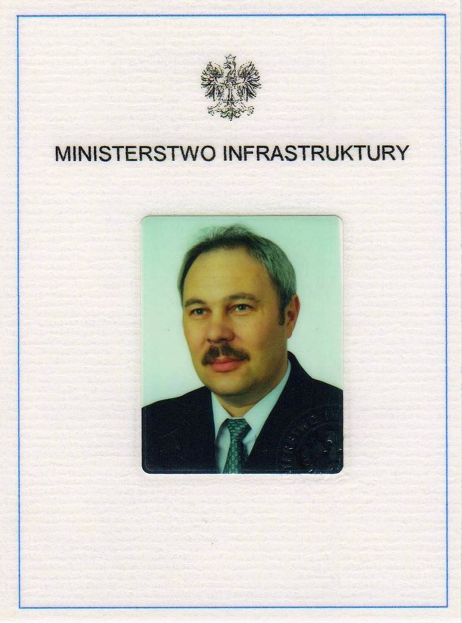 Skan dokumentu z wizerunkiem mężczyzny w garniturze, pod zdjęciem napis 'Ministerstwo Infrastruktury' i godło Polski