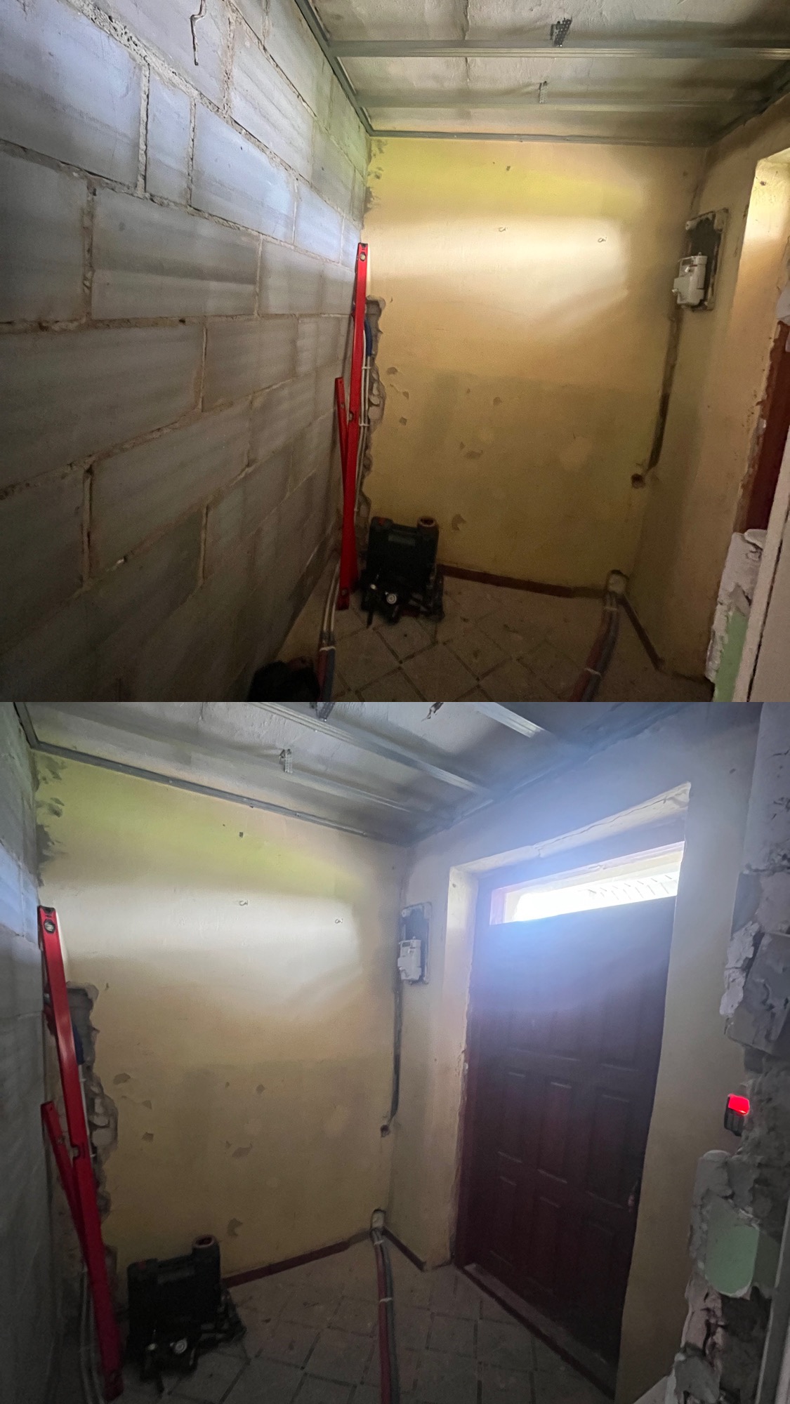 Dwuobrazowe ujęcie wnętrza w trakcie remontu: surowe ściany z bloków, poziomica oparta o ścianę, widoczne instalacje elektryczne i rury. Przygotowanie do dalszych prac.