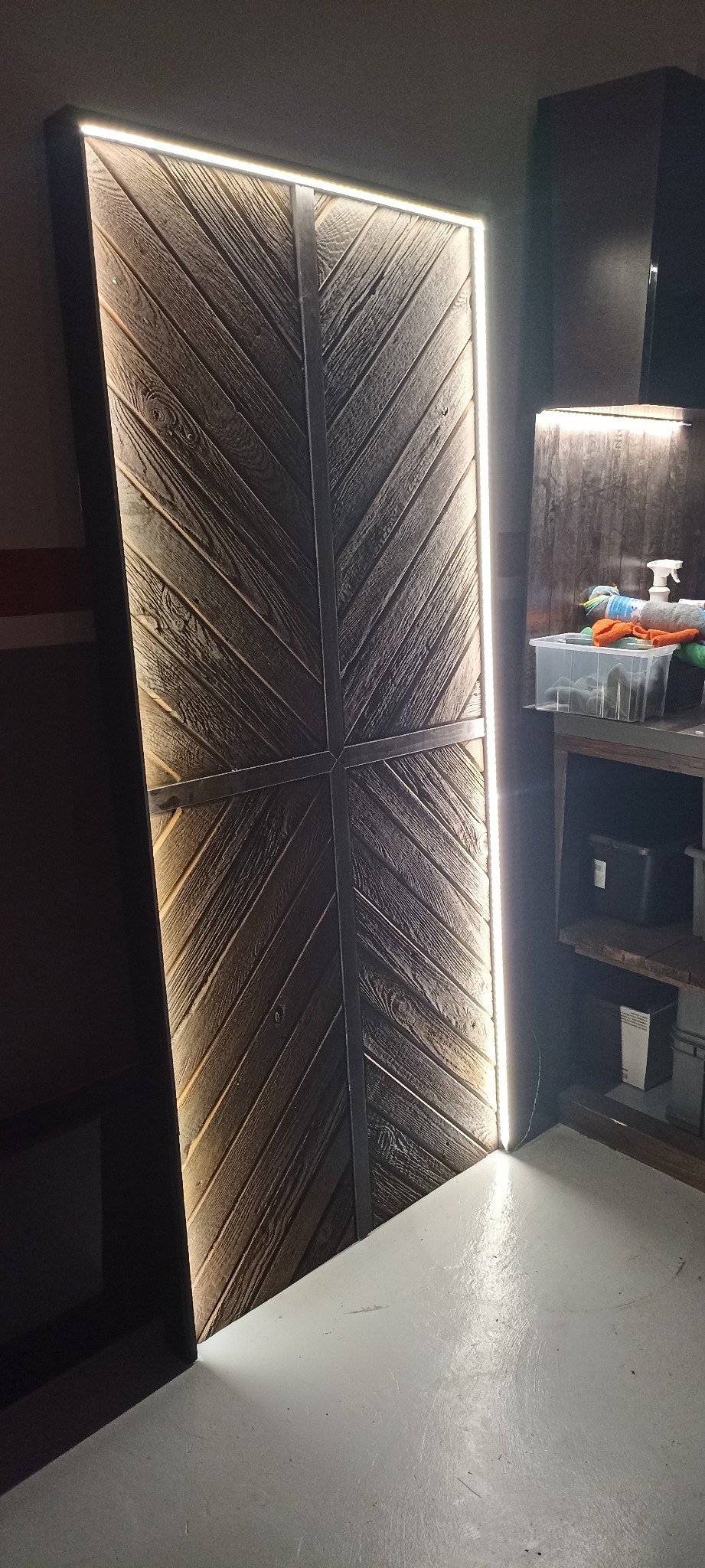 Ścianka na strój motocyklowy.