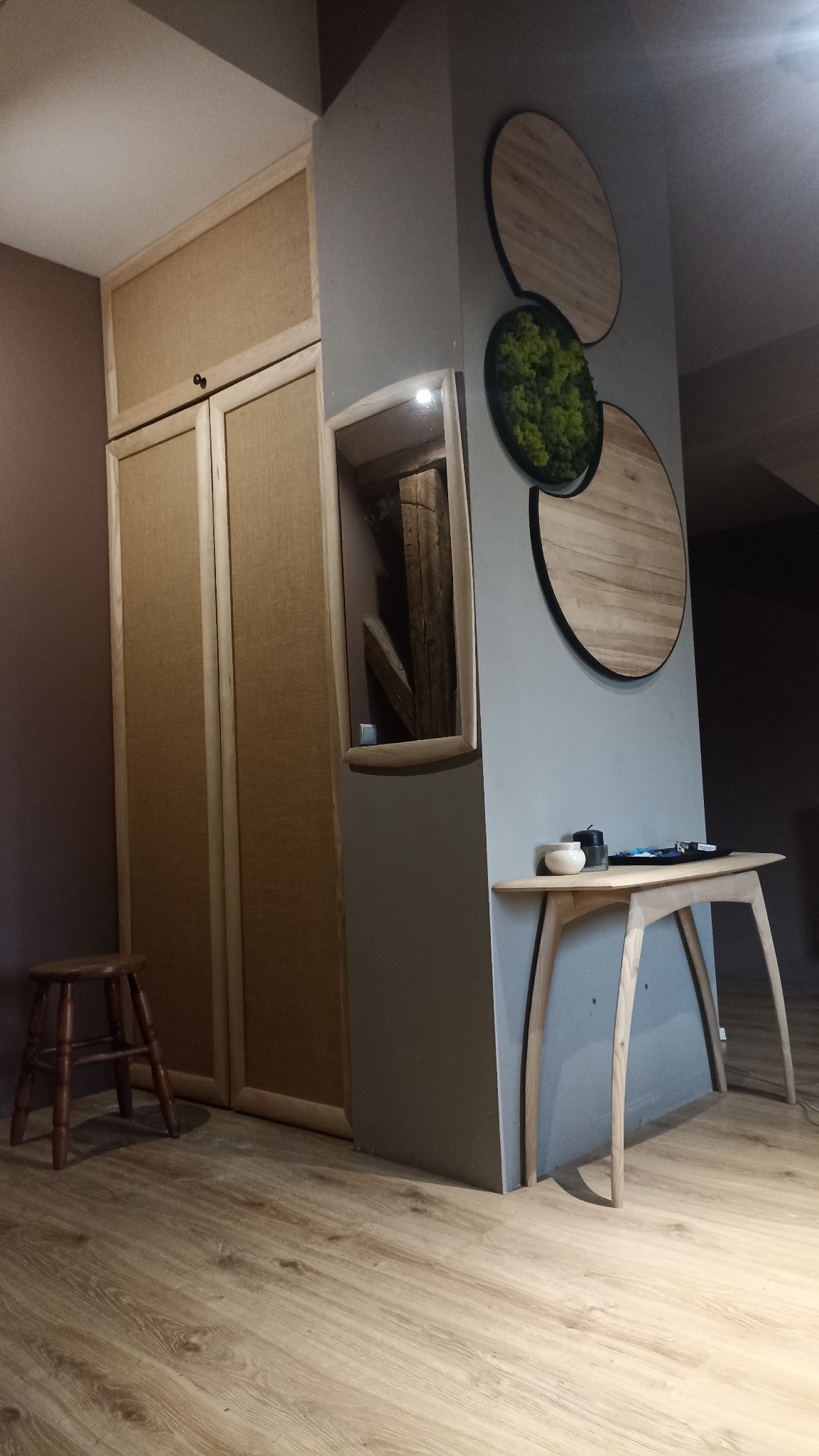 Zabudowa wnęki, lustro, konsola oraz dekoracja ścienna według własnego projektu.