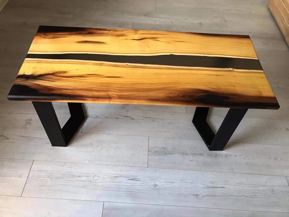 Stolik kawowy, żywica plus drewno morwy.