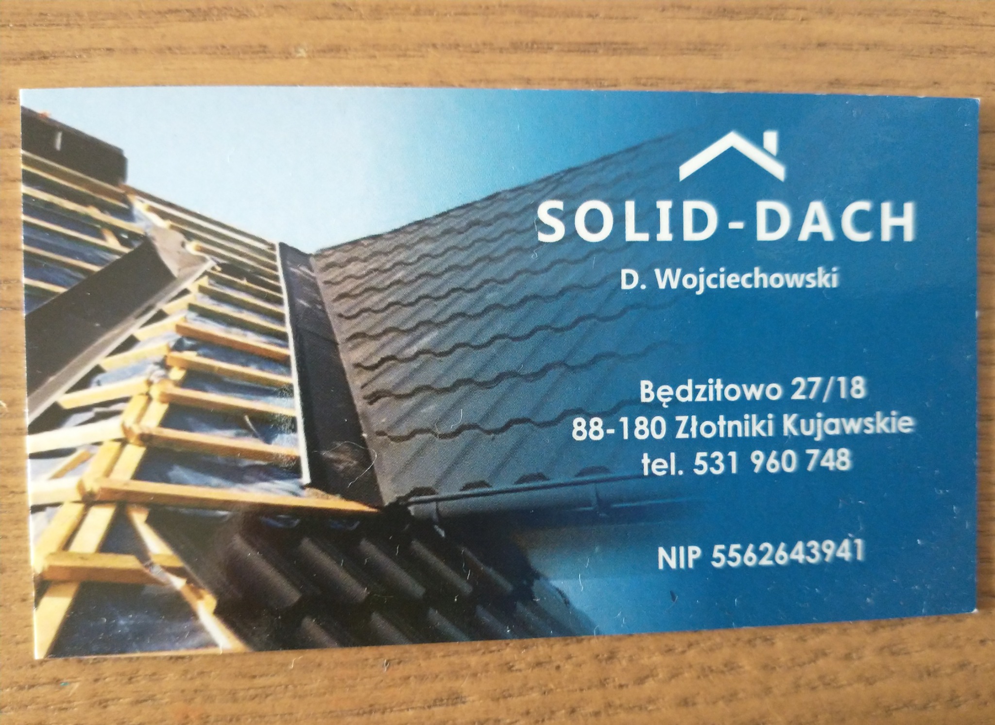 Wizytówka firmy dekarskiej z Łabiszyna prezentująca fragment dachu w trakcie budowy oraz dane kontaktowe firmy Solid-Dach.
